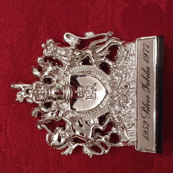 Queen Elizabeth 1977 Silver Jubilee Souvenir Crest/Coat of Arms - Picture 2 of 4